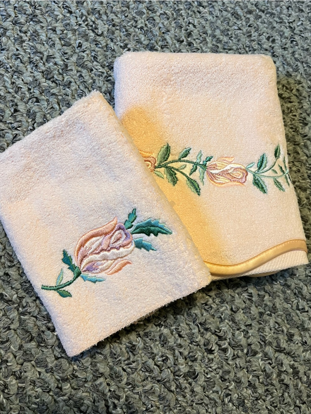 Avanti Vintage Pale Peach Embroidered Hand Towel and Washcloth Set